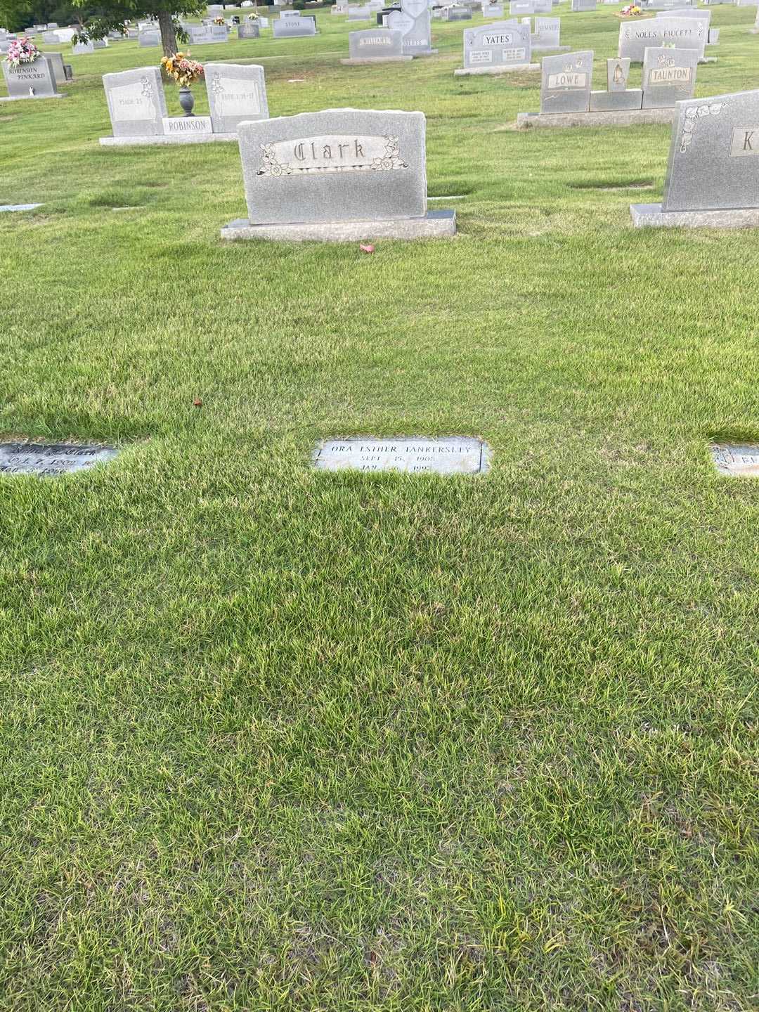 Ora Esther Tankersley's grave. Photo 2