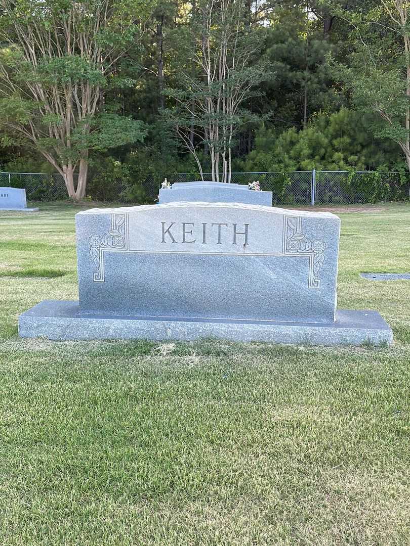 Buster W. Keith's grave. Photo 1