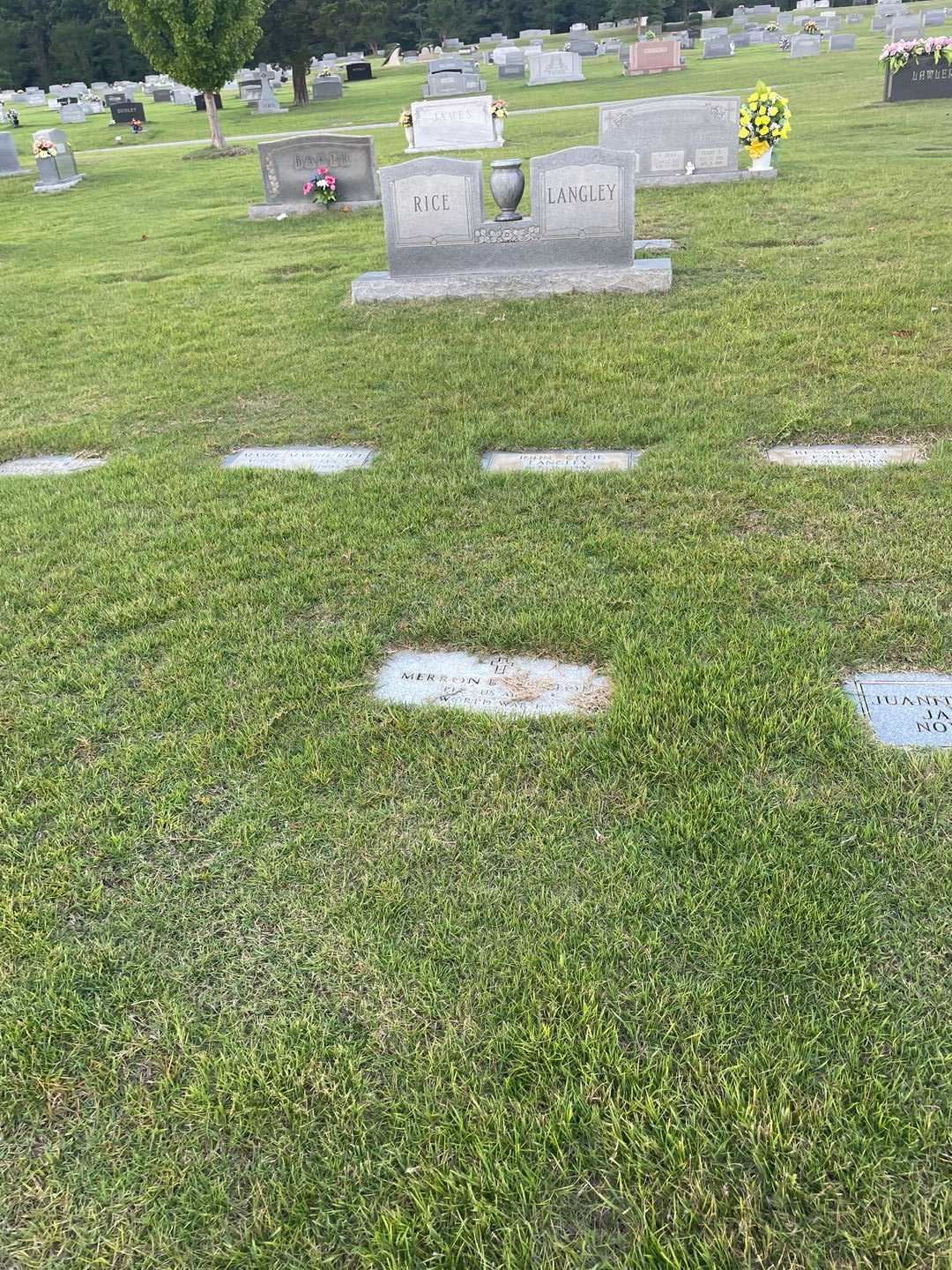 Merron B. Quinton's grave. Photo 2