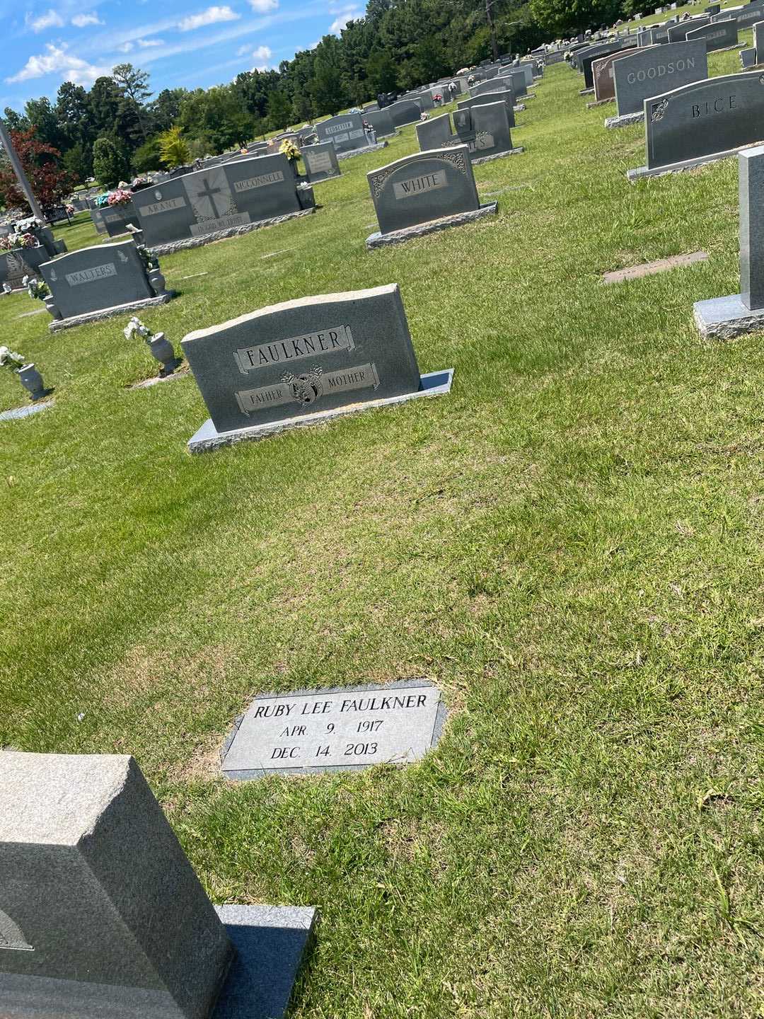 Ruby Lee Faulkner's grave. Photo 2