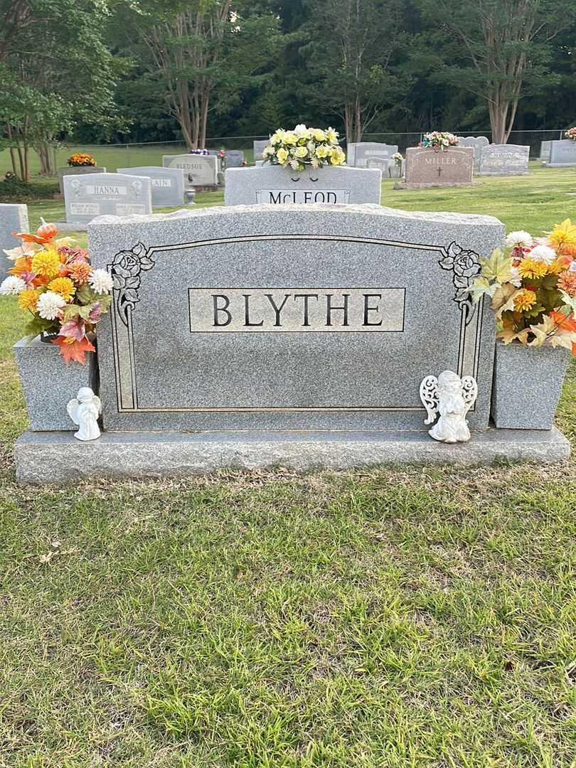 Gwendolyn C. Caldwell Blythe  Patton's grave. Photo 1