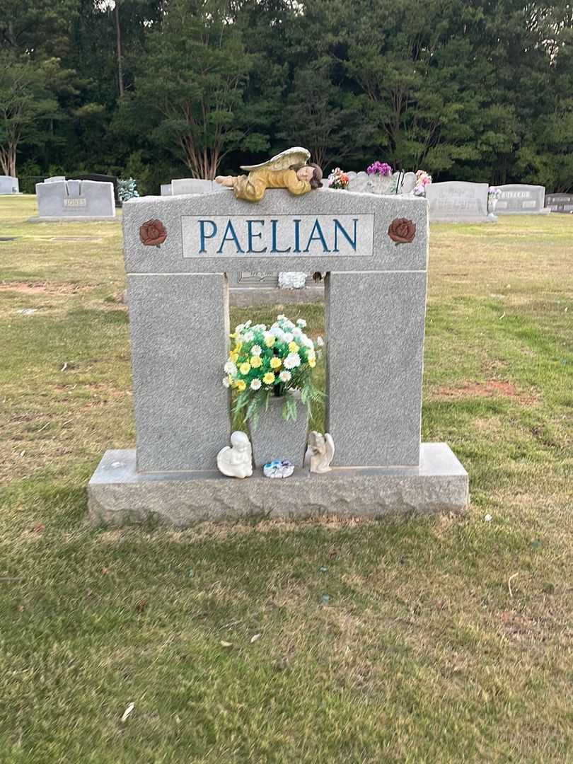 Paula A. Paelian's grave. Photo 1