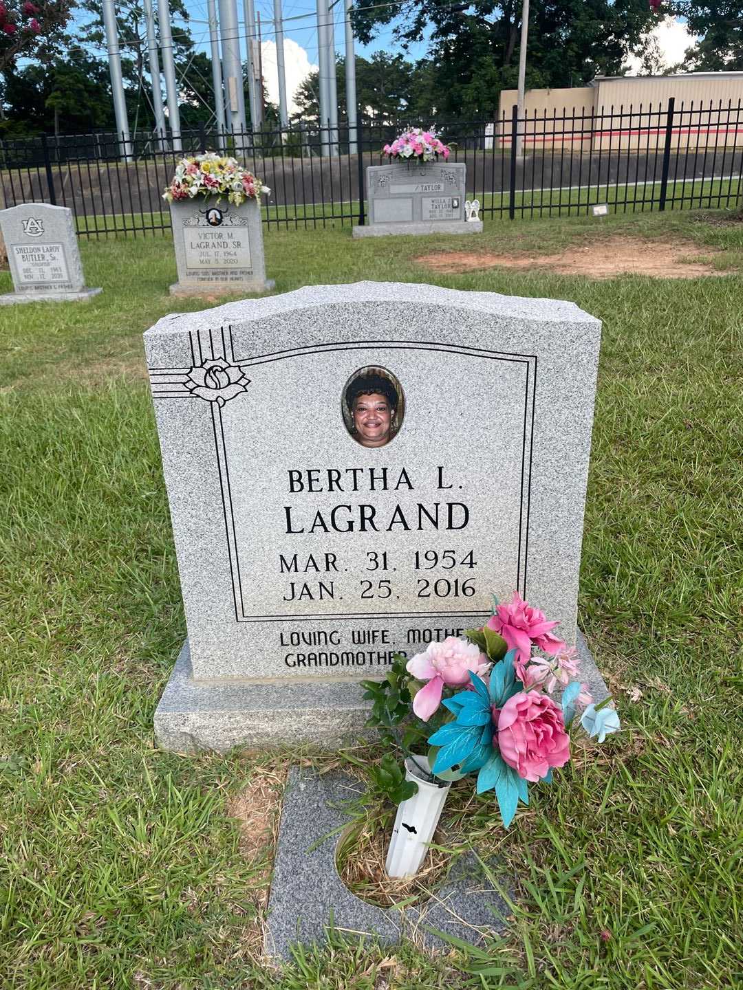 Bertha L. Lagrand's grave. Photo 1