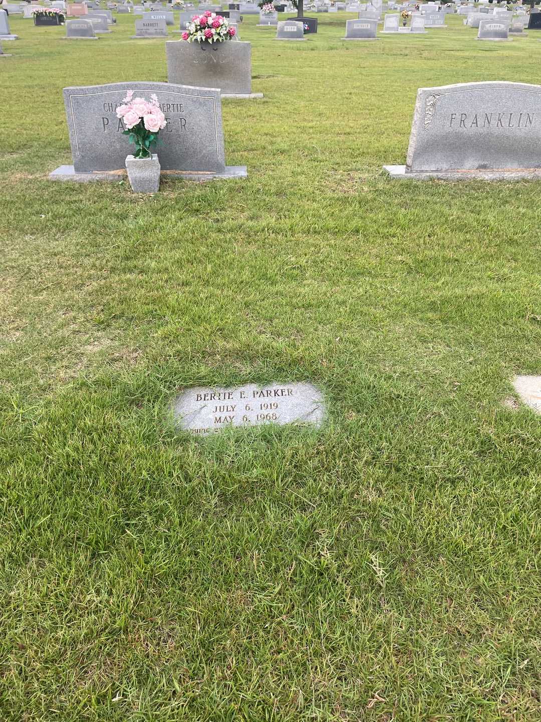 Bertie E. Parker's grave. Photo 2