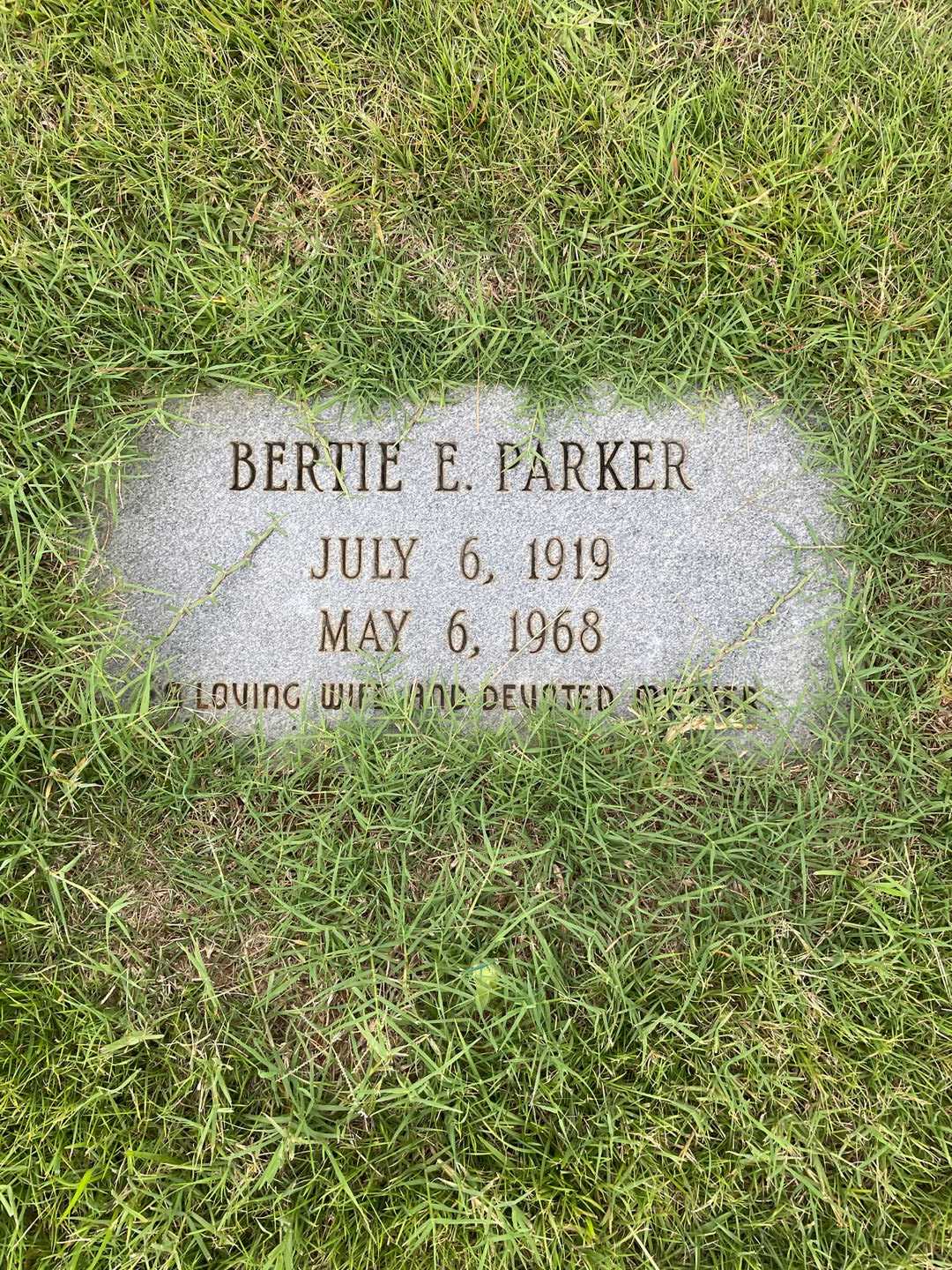 Bertie E. Parker's grave. Photo 3