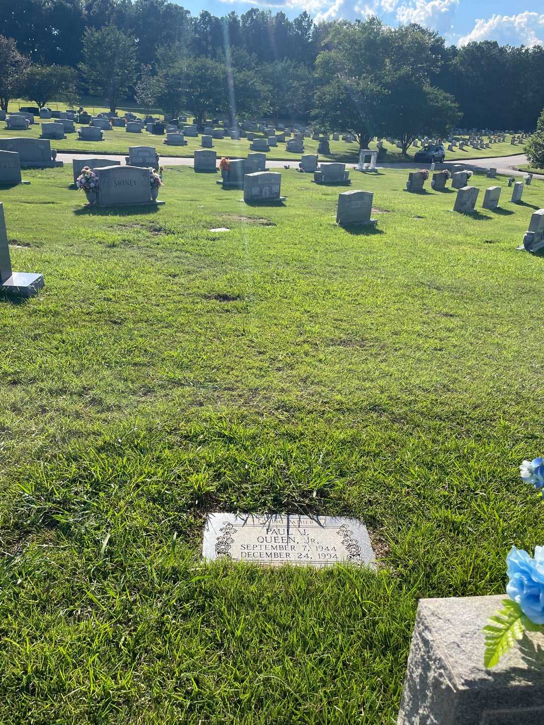 Paul J. Queen Junior's grave. Photo 2