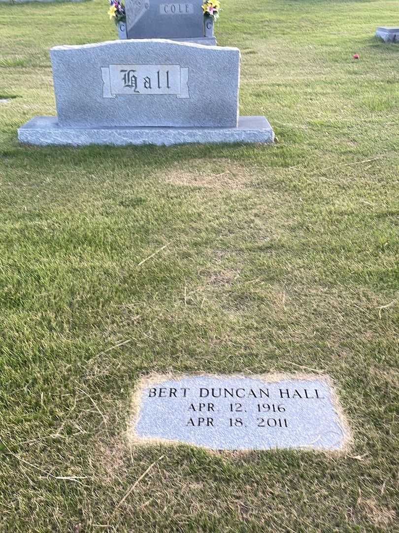 Bert Duncan Hall's grave. Photo 2