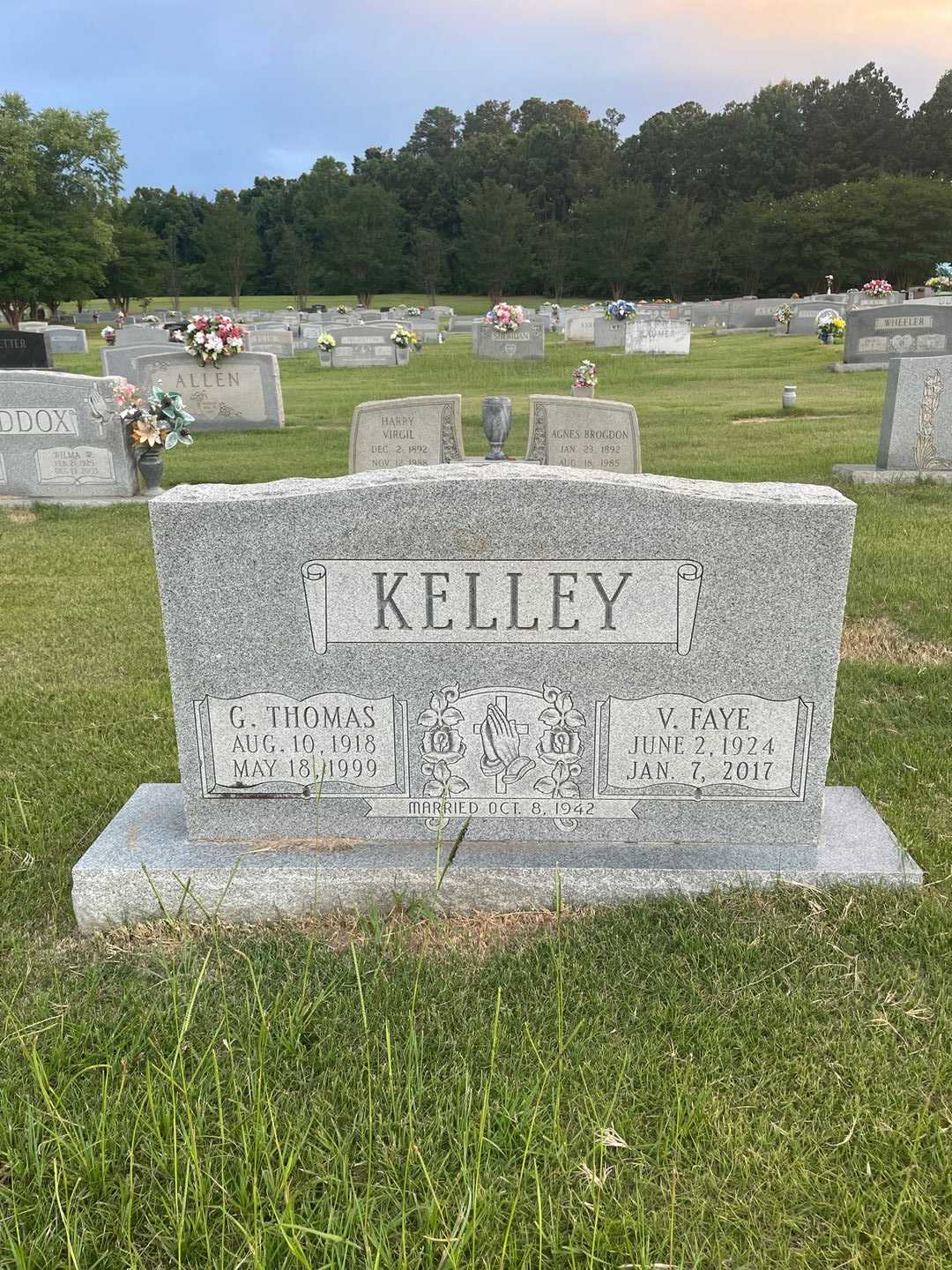 V. Faye Kelley's grave. Photo 1