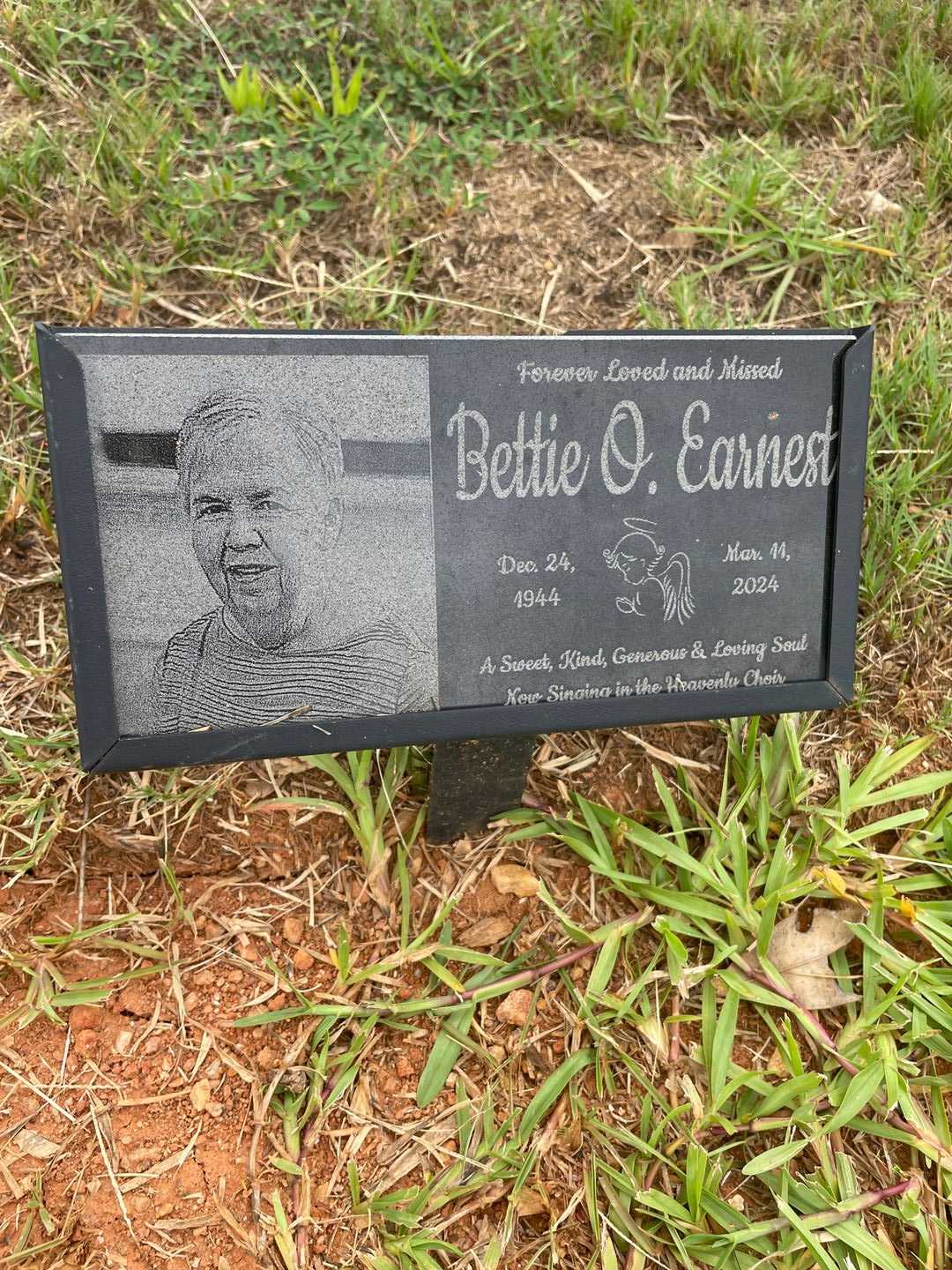 Bettie O. Earnest's grave. Photo 1