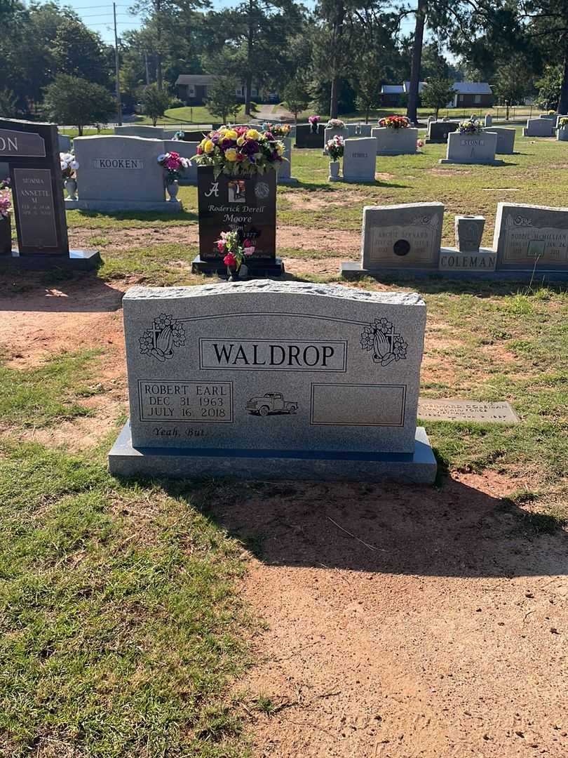 Robert Earl Waldrop Senior's grave. Photo 2