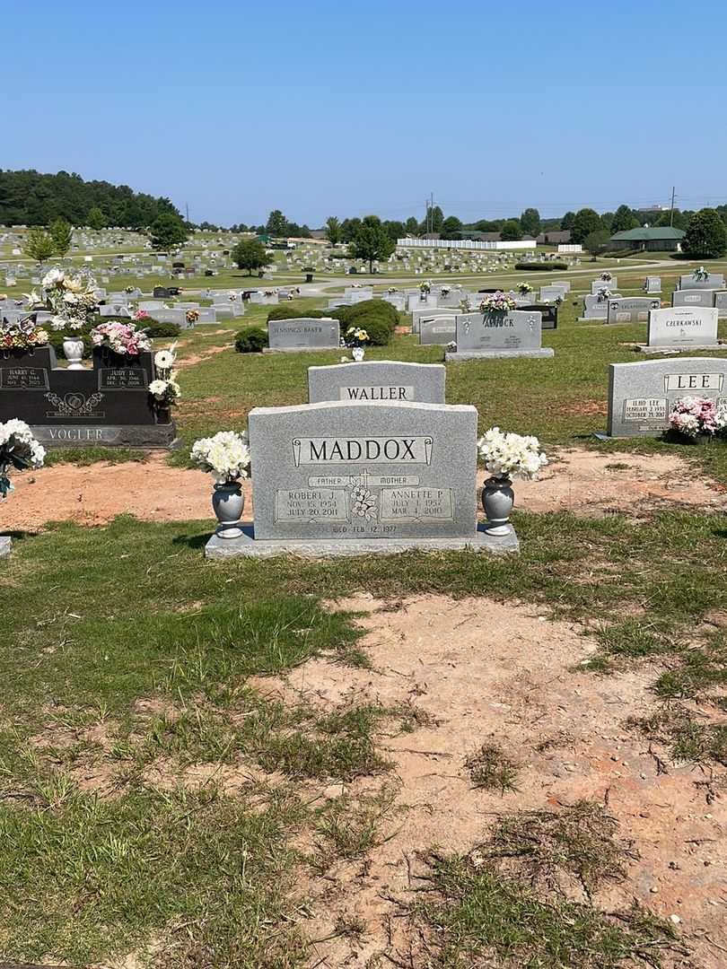 Robert James Maddox's grave. Photo 2