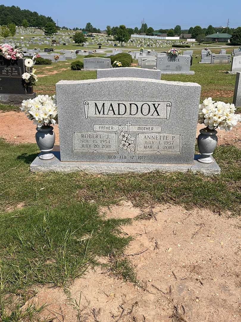 Robert James Maddox's grave. Photo 1