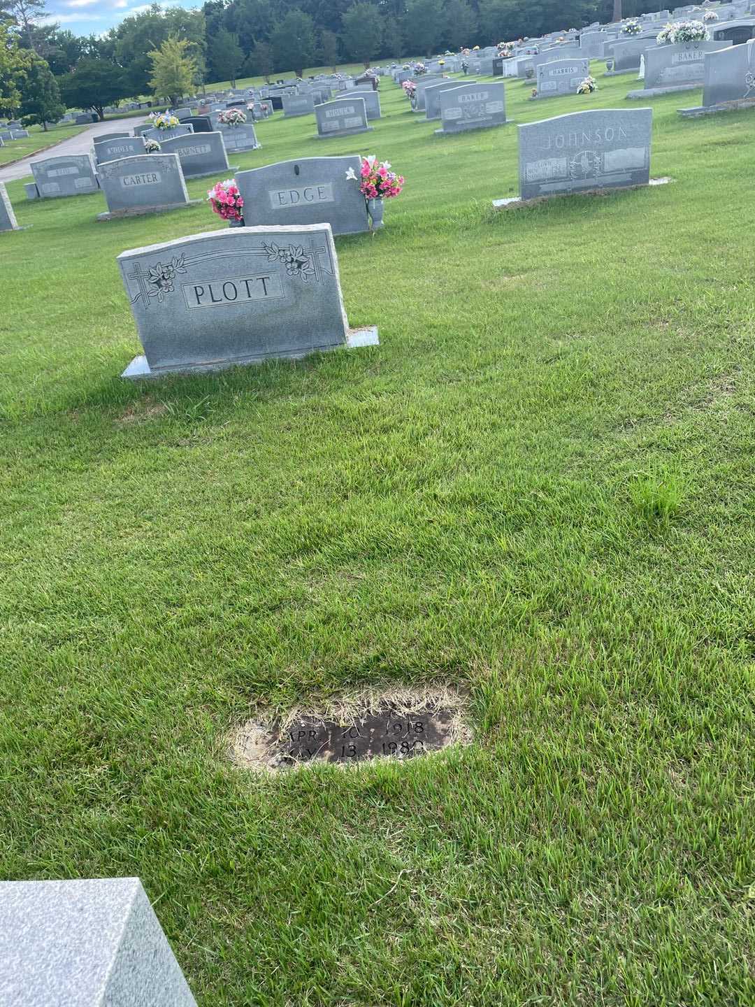 Una M. Van Patten Plott's grave. Photo 2