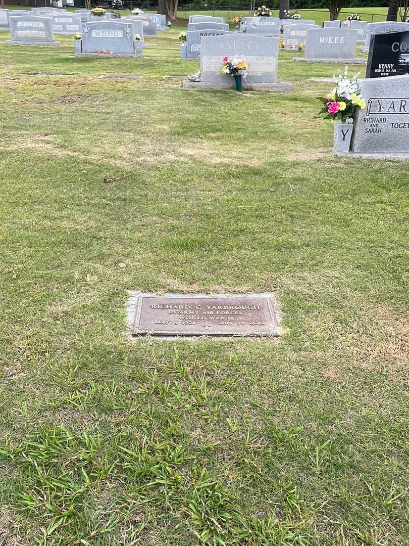 Richard C. Yarbrough Junior's grave. Photo 2