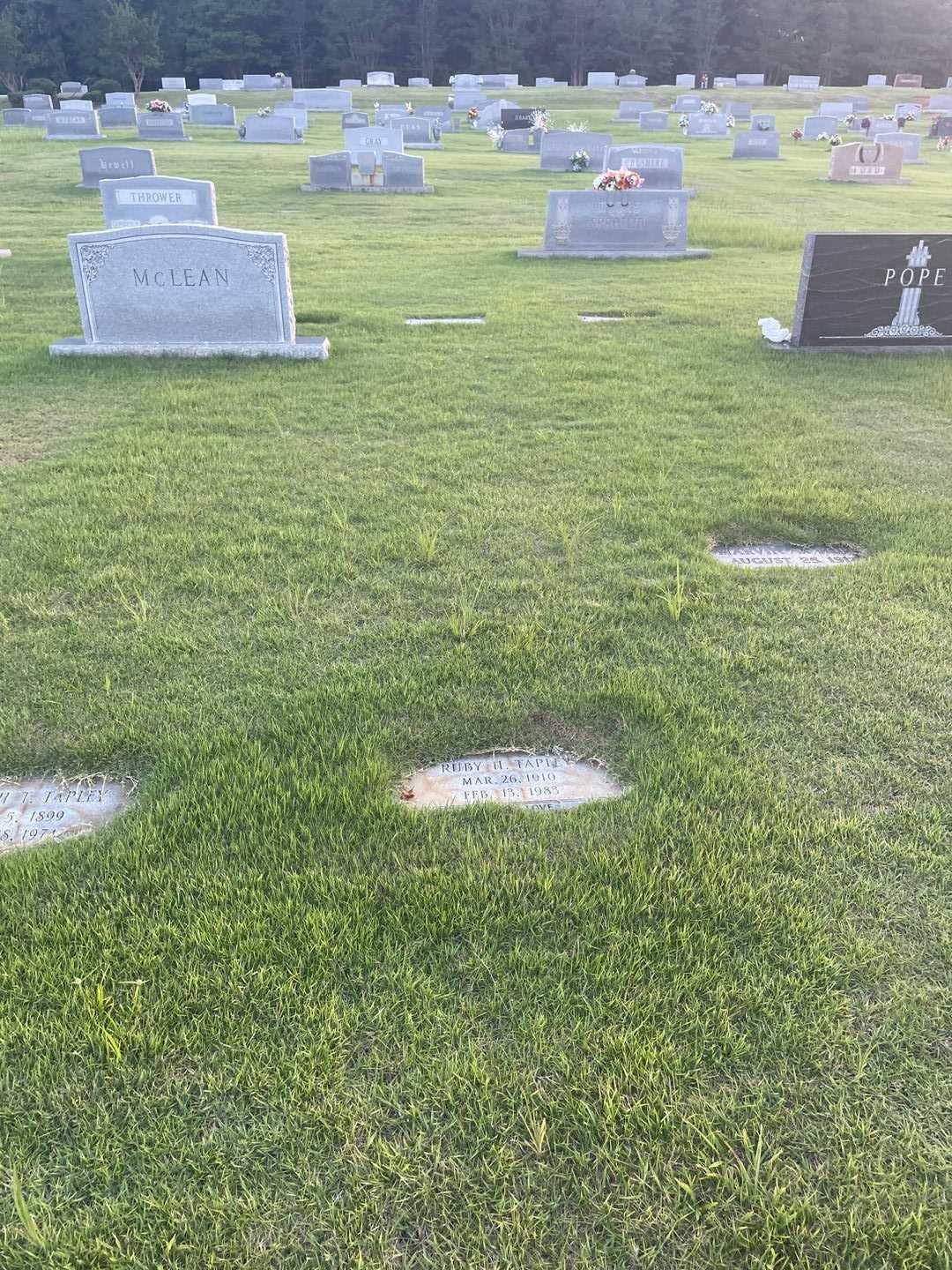 Ruby H. Tapley's grave. Photo 2