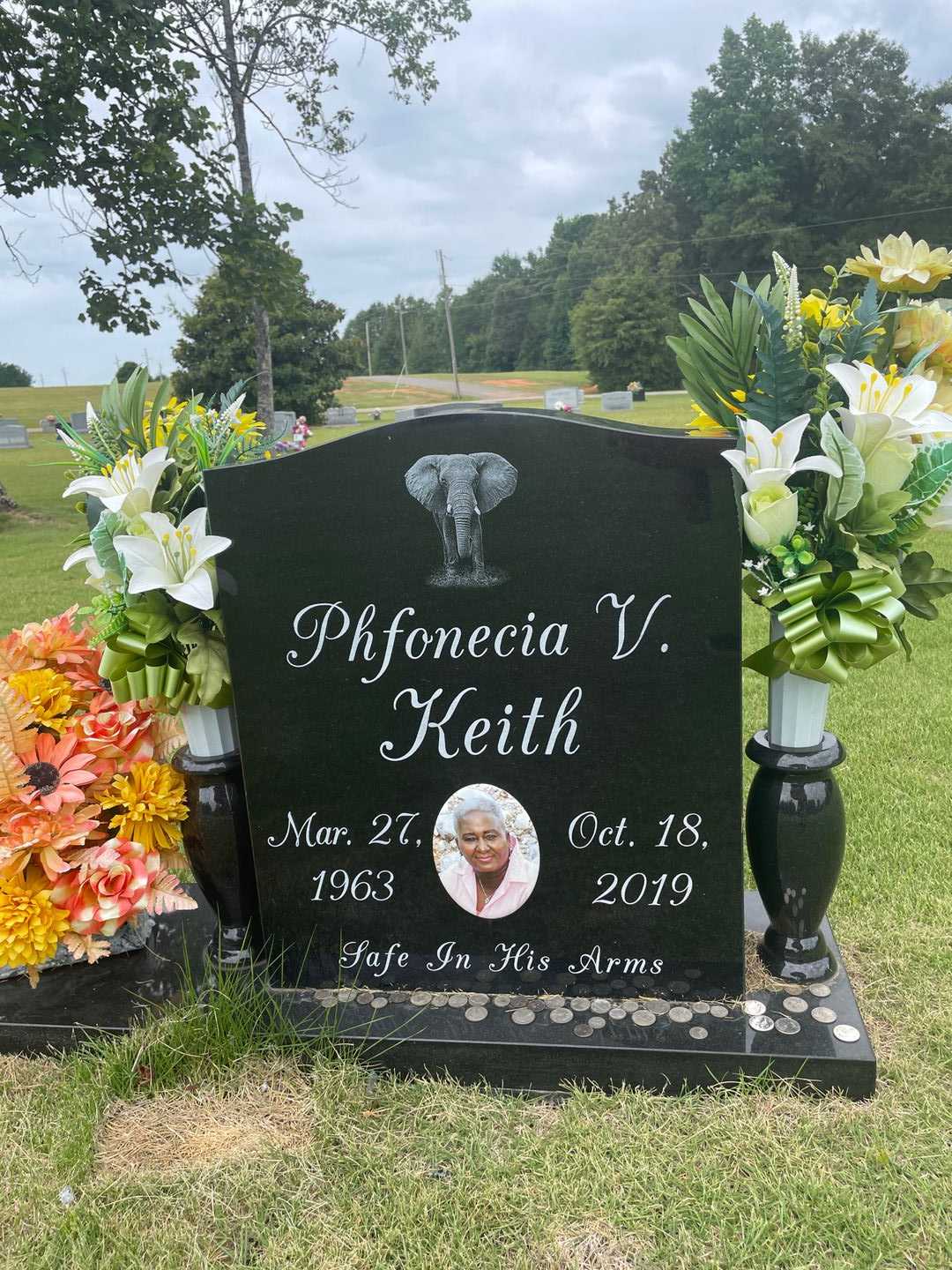 Phfonecia V. Keith's grave. Photo 1