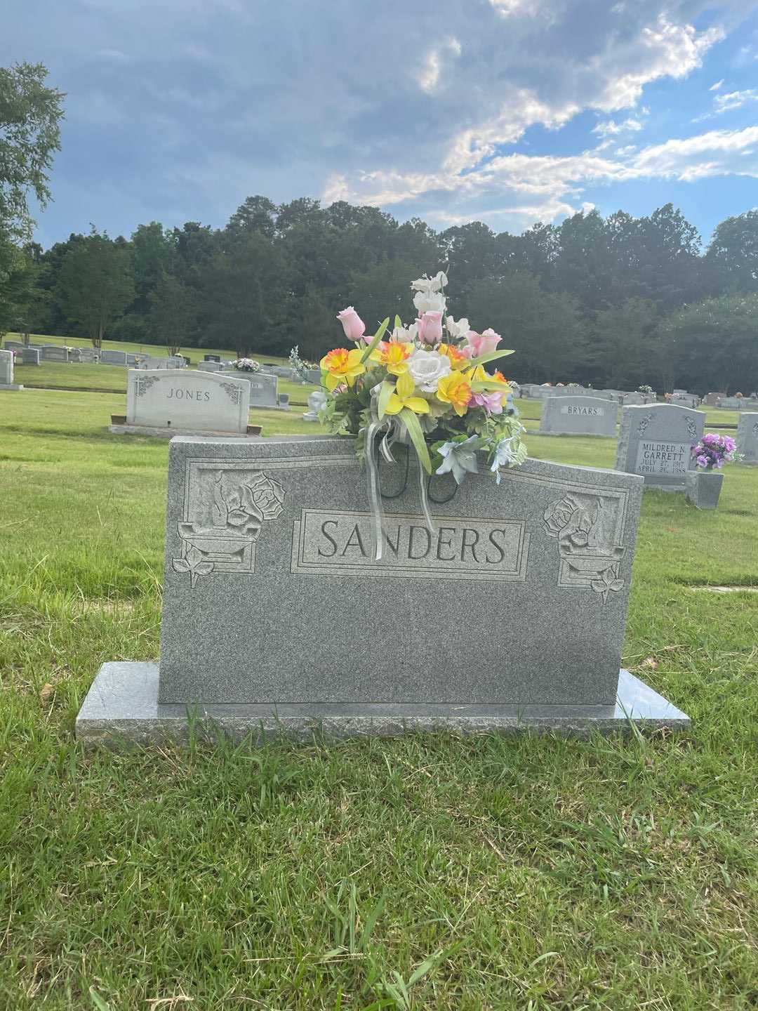 Alma B. Sanders's grave. Photo 1