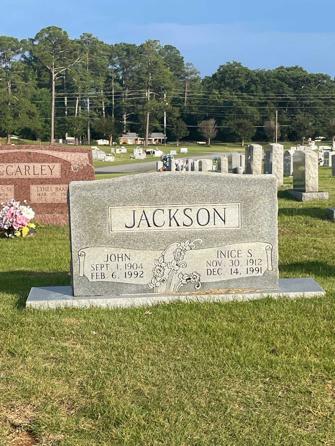 Inice S. Jackson's grave. Photo 1