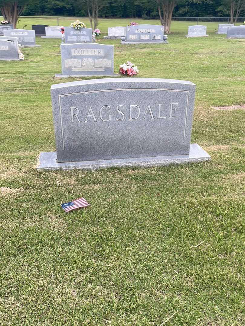 James D. Ragsdale's grave. Photo 1