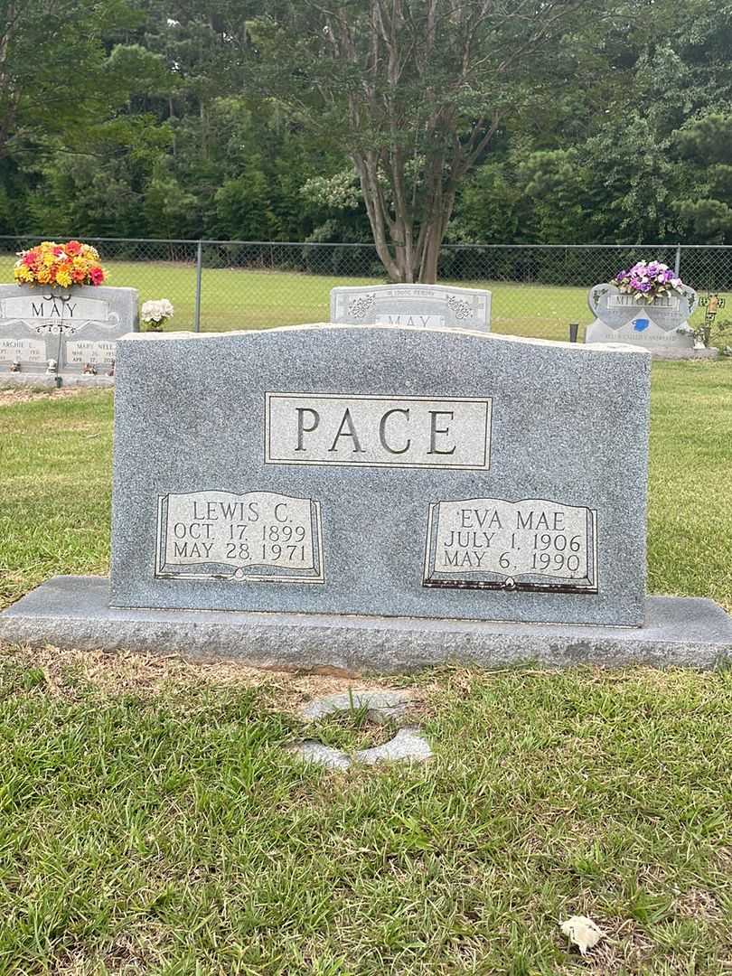 Lewis C. Pace's grave. Photo 1