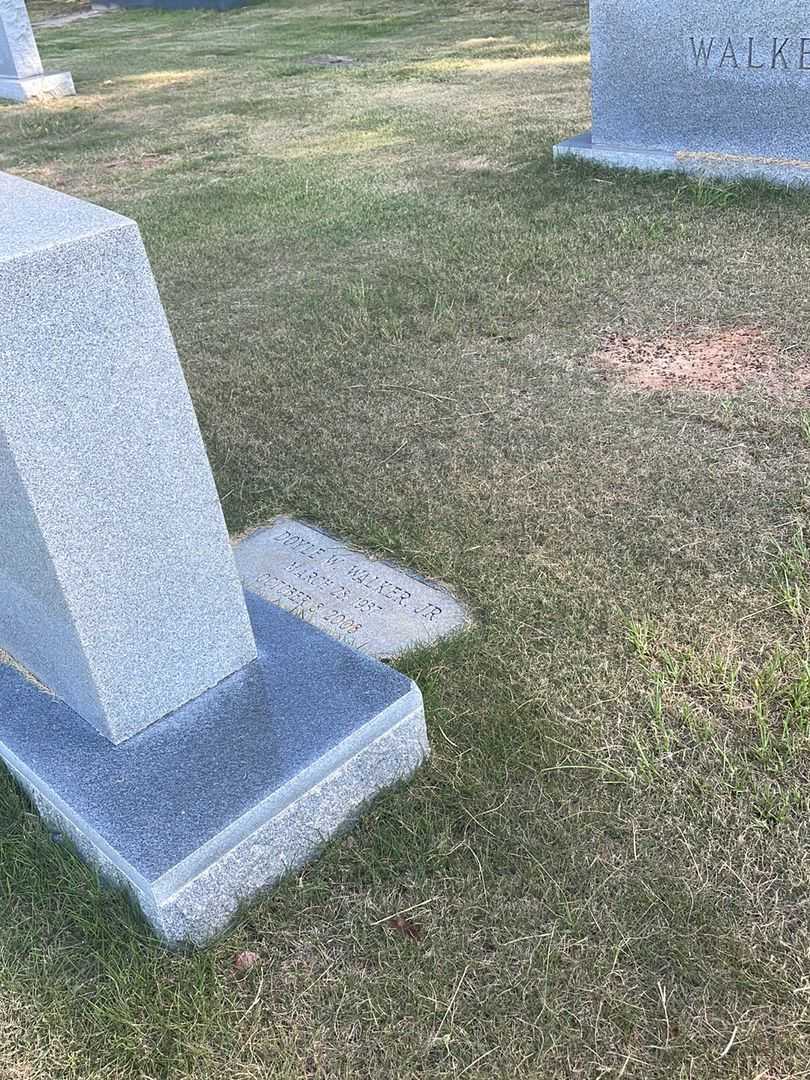 Doyle W. Walker Junior's grave. Photo 2