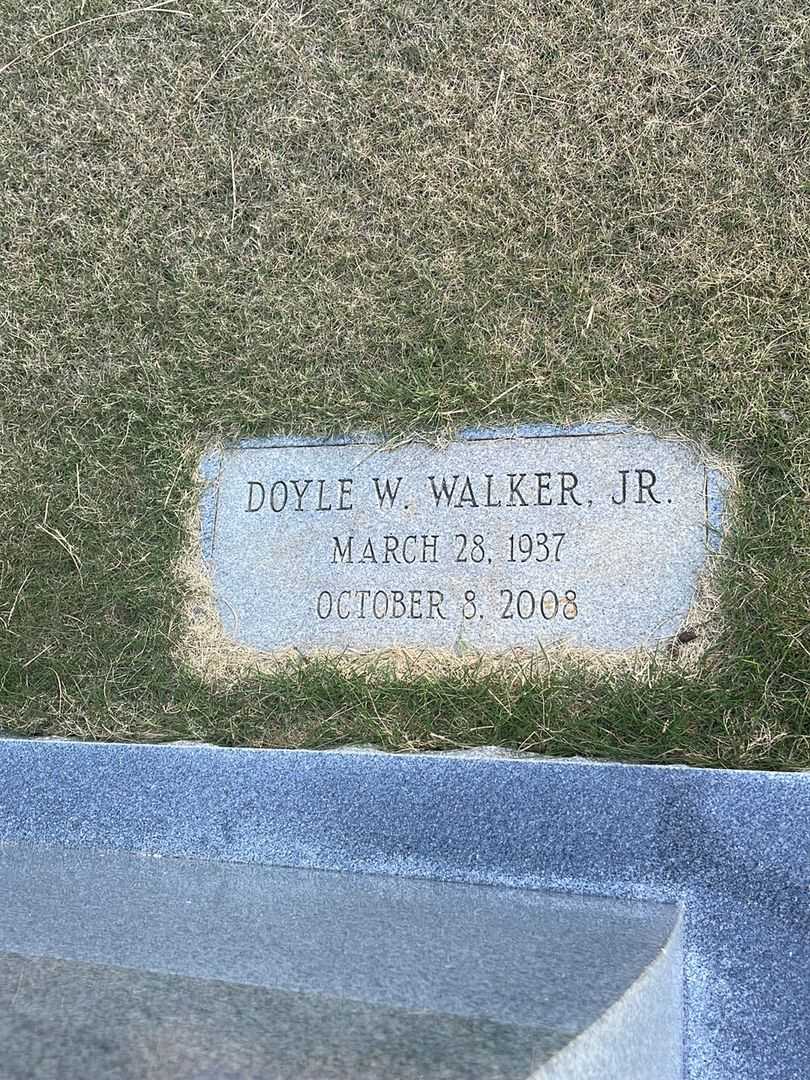 Doyle W. Walker Junior's grave. Photo 3